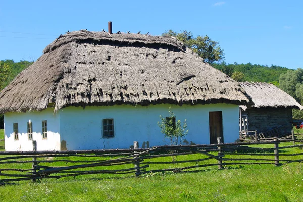 Altes traditionelles ukrainisches Haus — Stockfoto