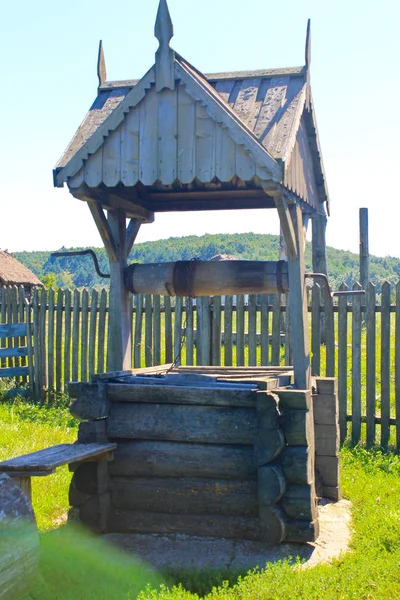 Деревянный колодец на Украине — стоковое фото