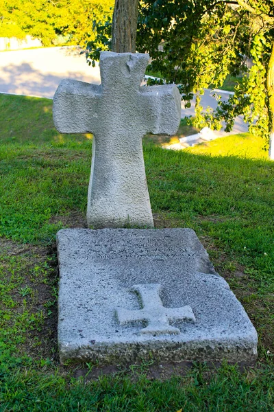 Antigua lápida en el cementerio — Foto de Stock