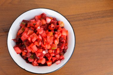 Rus pancar salatası salata ahşap masa üzerinde rustik kase