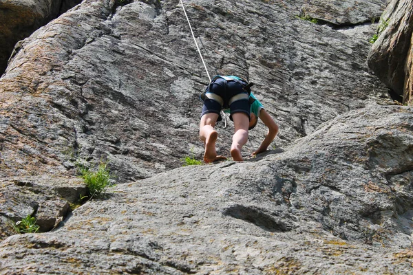 Rapaz a escalar uma rocha — Fotografia de Stock