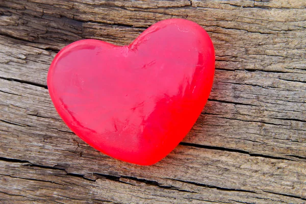 Jabón en forma de corazón sobre fondo de madera — Foto de Stock