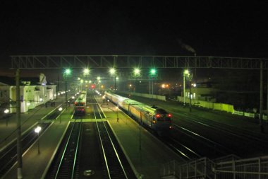 Gece Kremenchug'ın demiryolu İstasyonu