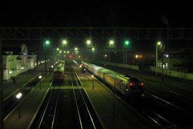 Gece Kremenchug'ın demiryolu İstasyonu