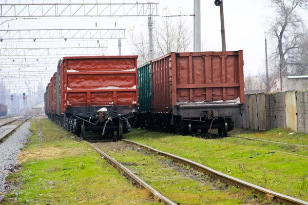 Uitzicht op een spoorweg track en lading treinen — Stockfoto