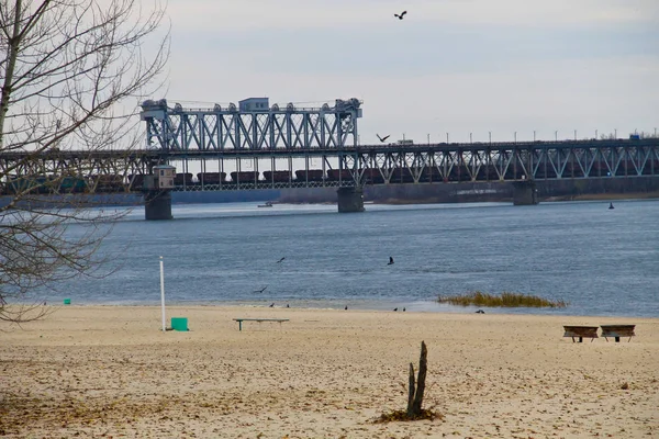 Міст через річку Дніпро в Кременчуці, Україна — стокове фото