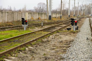 Kırmızı semafor sinyal bir demiryolu