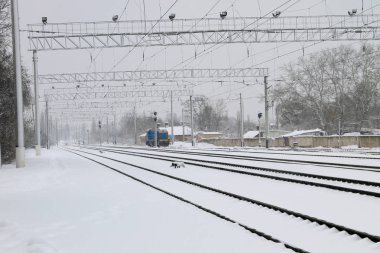 Kışın karlı demiryolu parça görüntüleyin