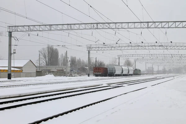 冬は雪に覆われた線路上を表示します。 — ストック写真