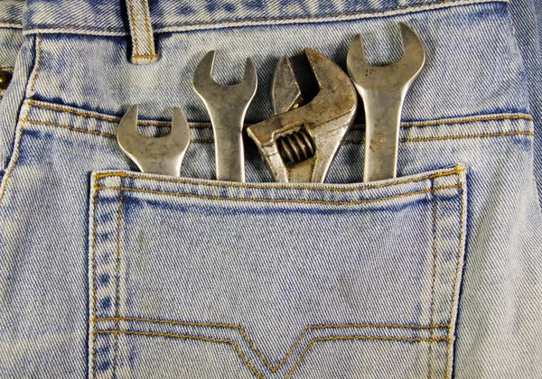 Ferramentas de chave em uma calça de bolso azul — Fotografia de Stock