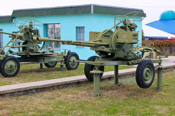 Cannoni militari sovietici nel parco. Yuzhnoukrainsk, Ucraina — Foto Stock