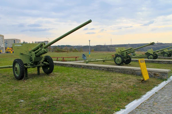 公園にソ連軍の大砲。ウクライナのユズフヌークリンク — ストック写真