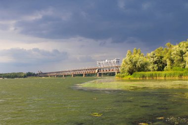 Nehir Dnieper ve fırtına bulutları gökyüzünde köprüden