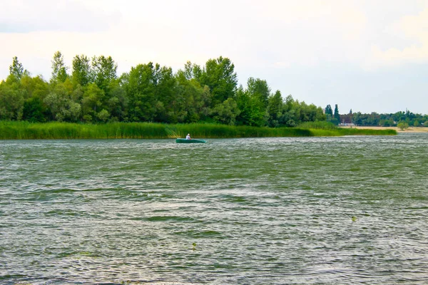 Barco con pescadores en el río Dnieper — Foto de Stock