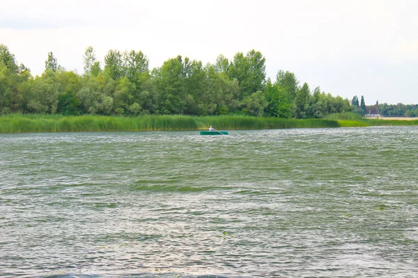 Boot met vissers op de rivier de Dnjepr — Stockfoto
