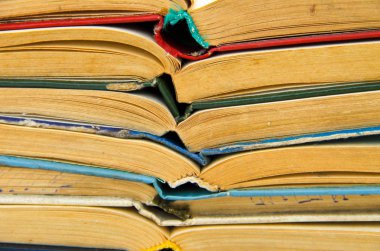 Eski açık kitap yığını. Kitapların arka plan