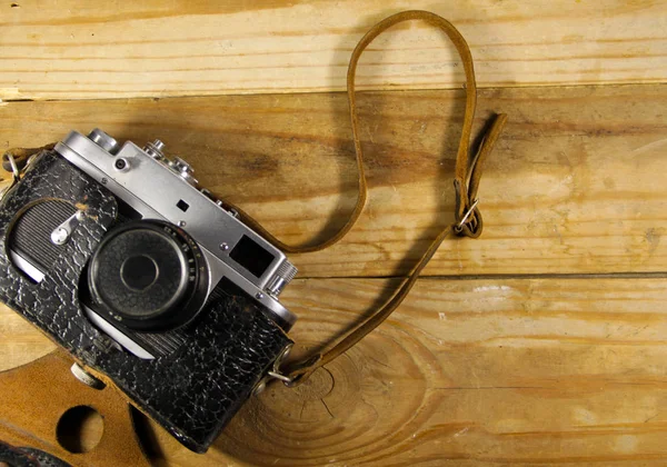 Câmera retro velha em caixa de couro em fundo de madeira — Fotografia de Stock