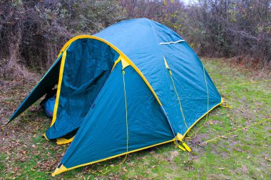 Ormandaki çimenlikte turist çadır