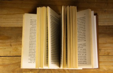 Ahşap masa üzerinde açık kitap