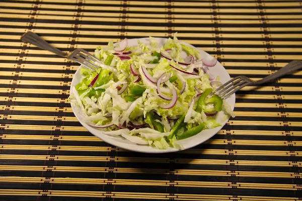 Salade de chou chinois au poivre vert et oignon — Photo