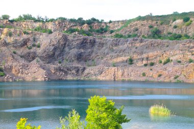 Terk edilmiş taş ocağında göl