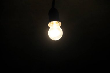 Elektrik ampulü koyu arka plan üzerinde