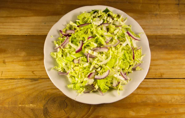 Insalata con cavolo cinese e cipolla sul tavolo di legno — Foto Stock