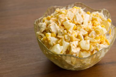 Festival tavuk göğsü, tatlı mısır, peynir ve ananas salatası