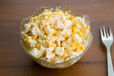 Festival tavuk göğsü, tatlı mısır, peynir ve ananas salatası