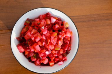 Rus pancar salatası salata ahşap masa üzerinde rustik kase