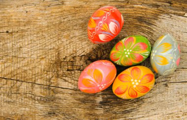 Ahşap arka planda paskalya yumurtaları