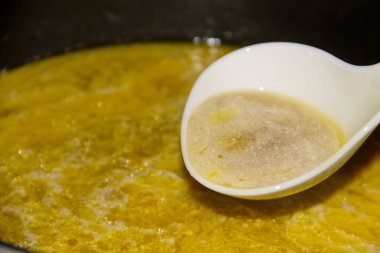 İştah açıcı yavaş tencere içinde pişmiş mantar çorbası