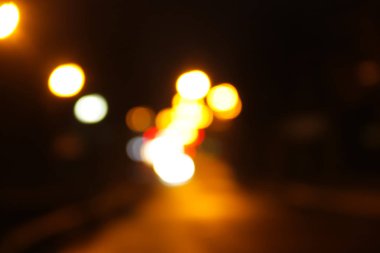 Bokeh araba ışıklar gece bulanık.