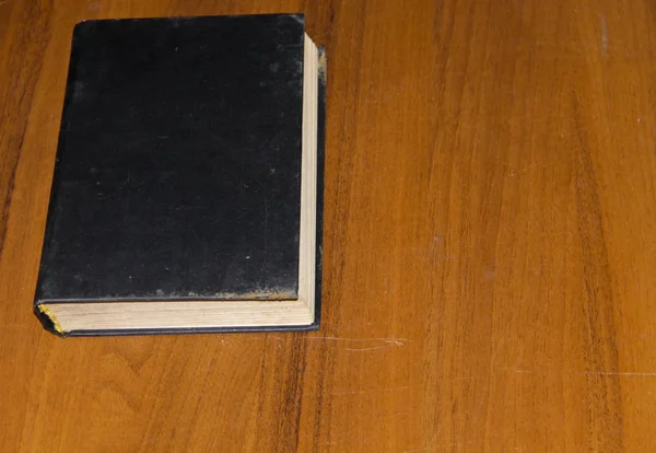나무 탁자 위에 놓인 오래 된 책 — 스톡 사진