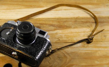 Eski retro fotoğraf makinesi ahşap arka plan üzerinde deri çanta