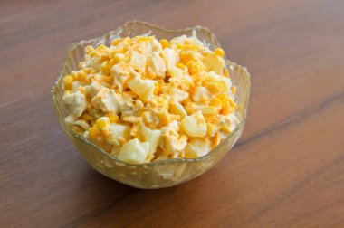 Festival tavuk göğsü, tatlı mısır, peynir ve ananas salatası