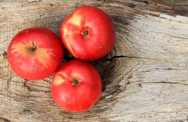 Ahşap arkaplanda kırmızı elmalar