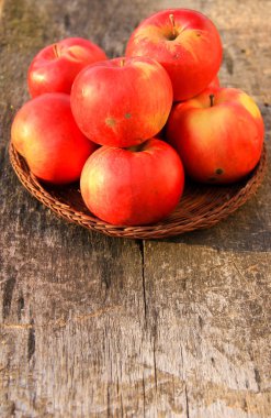 Ahşap arkaplanda kırmızı elmalar
