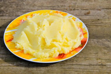 Rustik ahşap masa üzerinde bir tabak patates püresi