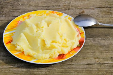 Rustik ahşap masa üzerinde bir tabak patates püresi