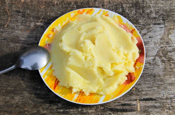 Puré de papas en un plato sobre una mesa de madera rústica —  Fotos de Stock