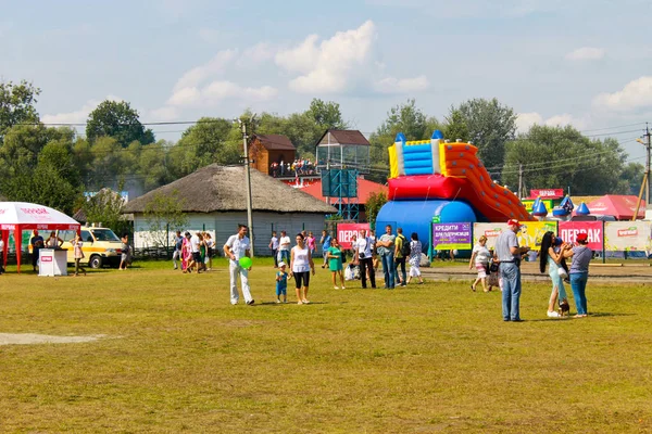 Unidentified people walking on the Sorochintsy Fair — Stock Photo, Image