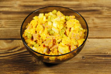 Sosis, bezelye, havuç ve soğan ile mayonez salatası