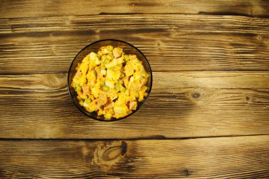 Sosis, bezelye, havuç ve soğan ile mayonez salatası