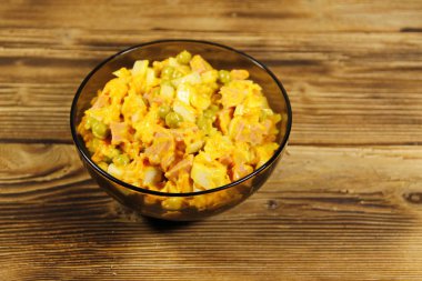 Sosis, bezelye, havuç ve soğan ile mayonez salatası