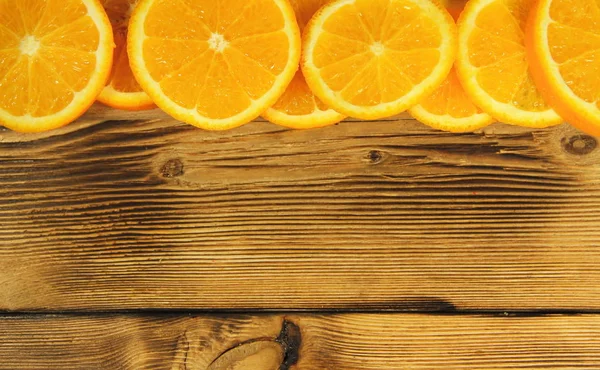 コピー スペースの木製のテーブルの上にオレンジをスライス — ストック写真