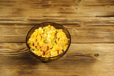 Sosis, bezelye, havuç ve soğan ile mayonez salatası