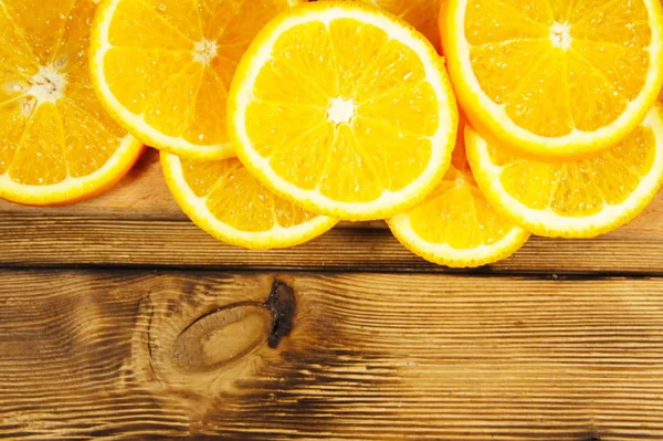 Kopya alanı ile ahşap tabloda portakal dilimlenmiş — Stok fotoğraf