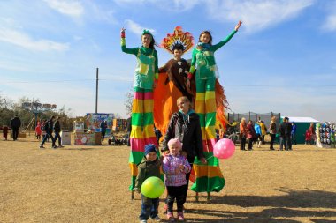 Fotoğrafta insanlarla fuar süresince stilts walkers