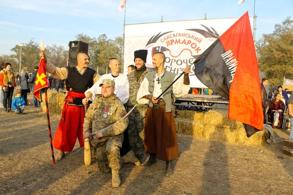 Los cosacos ucranianos y luchadores del sector correcto posan para la foto —  Fotos de Stock